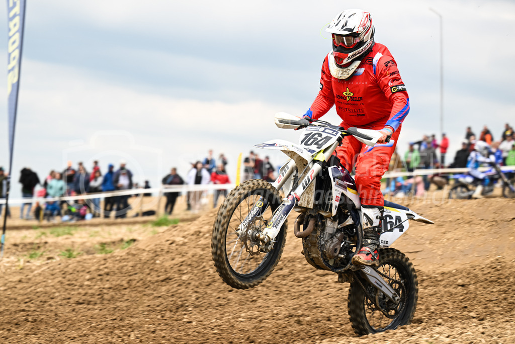 Motocross Schlatt bei Winterthur - 30. April 2023 | #164 Bill Rolf aus Zug (CH) auf Husqvarna in der Kategorie Senioren am Motocross Schlatt bei Winterthur, 30. April 2023. 
Instagram: @mx_schlatt | @mc_wila | @sam_schweiz
Bild: Sportfotografie Markus Aeschimann | www.markus-aeschimann.ch - Realisiert mit Pictrs.com