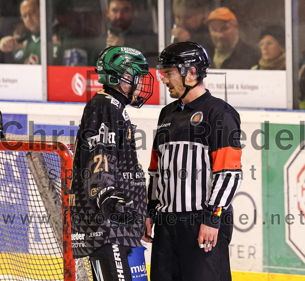 2024-03-15_074_TSV_Erding_gegen_EHC_Koenigsbrunn | Erding, Deutschland, 15.03.2024:
Eishockey, Bayernliga Playoffs 2023 / 2024, 3. Spieltag, TSV Erding gegen EHC Königsbrunn, Endergebnis: 3:4 n. V.

Erik Modlmayr (Erding Gladiators, #21)

Foto: Christian Riedel / fotografie-riedel.net