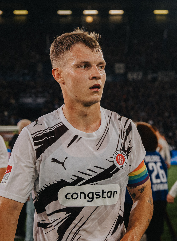 FCS02205 | Der offizielle Shop für FC St. Pauli Fotos. Wähle aus Spielszenen & Fanmomenten dein FCSP Wunschformat. Wir liefern Millerntor-Atmosphäre.