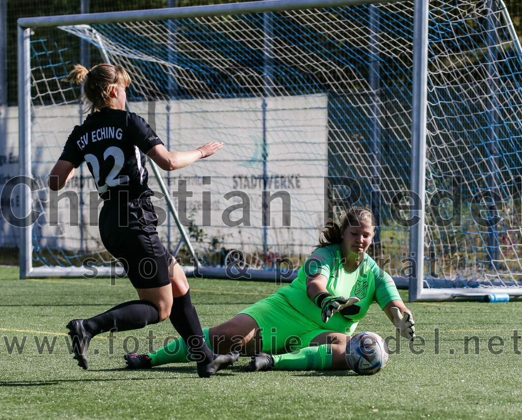2023-10-21_100_FC_Langengeisling_gegen_TSV_Eching | Erding, Deutschland, 21.10.2023:
Fußball, Bezirksoberliga 2023 / 2024, 8. Spieltag, FC Langengeisling gegen TSV Eching, Endergebnis: 0:0

Alisa Vogel (TSV Eching, #22), Torwart Celine Siebrecht (FC Langengeisling, #21)

Foto: Christian Riedel / fotografie-riedel.net