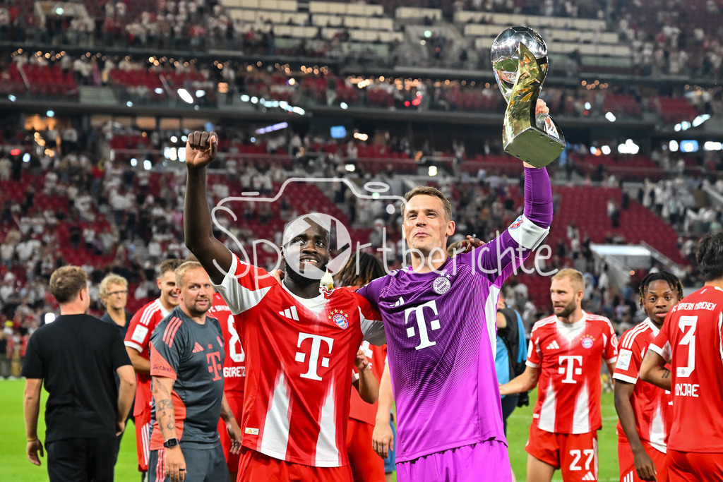 VfB Stuttgart - FC Bayern München | Die Spieler des FC Bayern jubeln nach dem Sieg mit den Fans / Jubelfoto / Siegerfoto / im Bild Dayot UPAMECANO (FC Bayern Muenchen 2), Manuel NEUER (FC Bayern Muenchen 1) / Franz-Beckenbauer Supercup: VfB Stuttgart - FC Bayern München; MHP Arena am 16.08.2025