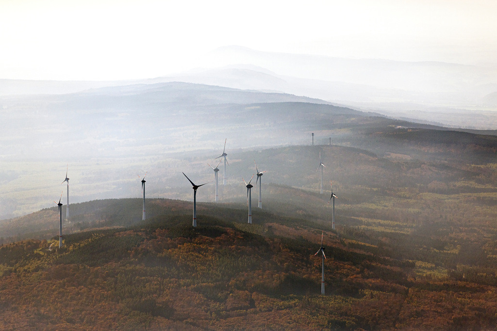 dr__0040523.jpg | DAXWEILER 31.10.2019 Herbstliche verfärbte Vegetationsansicht Wetterbedingt in eine Nebel- Schicht eingebettete Windenergieanlagen in Oberheimbach im Bundesland Rheinland-Pfalz, Deutschland. // Autumnal discolored vegetation view weather-induced wind energy installations embedded in a fog layer in Oberheimbach in the state Rhineland-Palatinate, Germany. Foto: Daniel Reiter