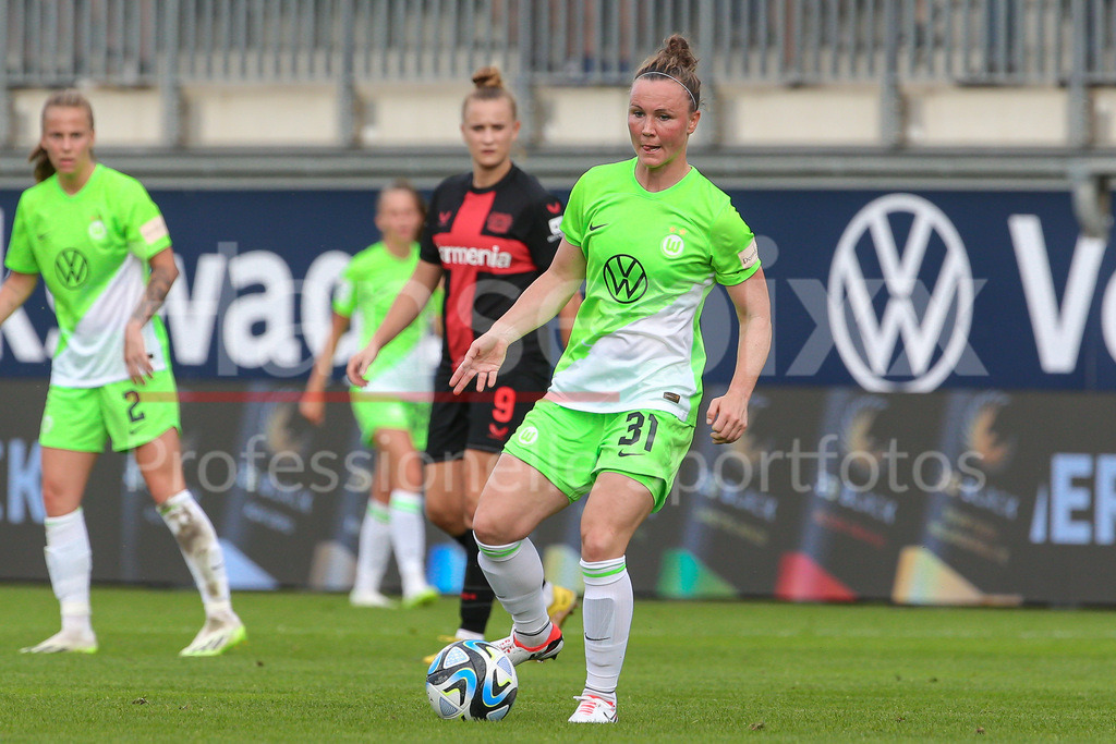 Fussball, Google Pixel Frauen-Bundesliga, VfL Wolfsburg - Bayer 04 Leverkusen | v.li.: Marina Hegering (VfL Wolfsburg, 31) am Ball, Einzelbild, Ganzkörper, Aktion, Action, Spielszene, DIE DFB-RICHTLINIEN UNTERSAGEN JEGLICHE NUTZUNG VON FOTOS ALS SEQUENZBILDER UND/ODER VIDEOÄHNLICHE FOTOSTRECKEN. DFB REGULATIONS PROHIBIT ANY USE OF PHOTOGRAPHS AS IMAGE SEQUENCES AND/OR QUASI-VIDEO.