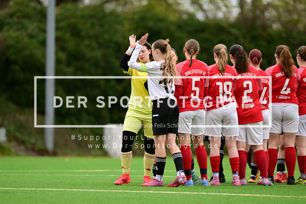 Fußball I Frauen I Saison 2025-2026 I Bezirksliga I 21. Spieltag I Harburger TB - Rahlstedter SC I 164178 | Der Sportfotograf. - Realisiert mit Pictrs.com
