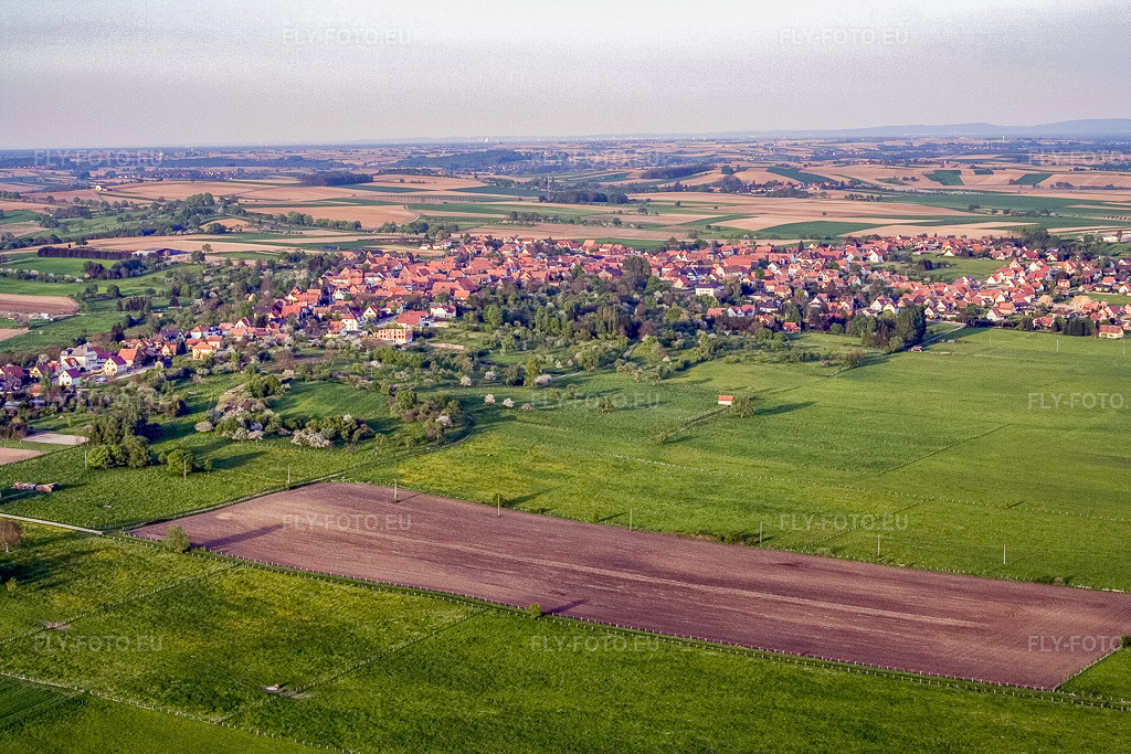 Vue aérienne: Vue de la ville depuis l'ouest à Surbourg dans le département Bas Rhin, France – .Photo: IMG_10664.jpg prise le 04/05/2008 par Werner Riehm/FLY-FOTO.eu – Résolution de l'original: 3456 x 2304 px