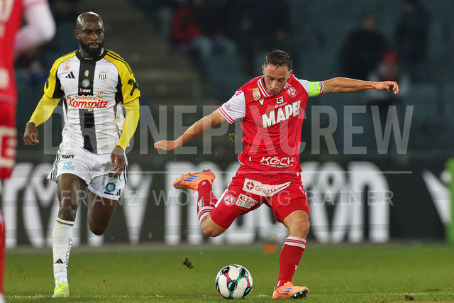 Austrian Bundesliga: Grazer AK 1902 vs LASK | GRAZ, AUSTRIA, 13.DEC.25 - SOCCER - ADMIRAL Bundesliga, Grazer AK 1902 vs LASK. The image shows Samuel Adeniran (Lask) and Tobias Koch (GAK).