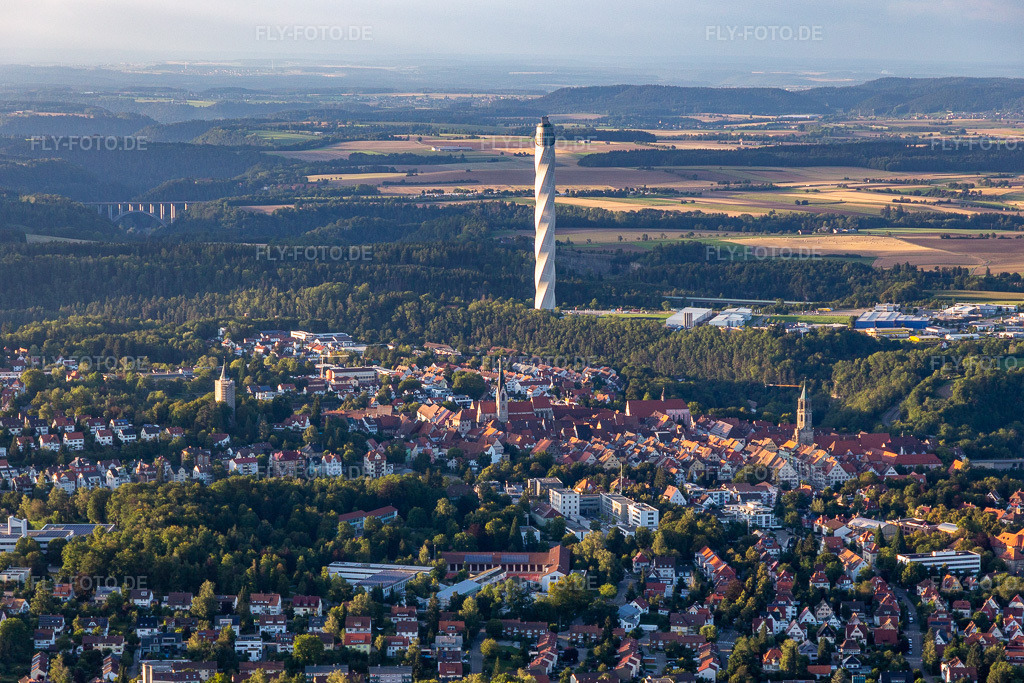 Luftbild: TK Elevator Testturm Aufzugstestturm hinter der historischen Altstadt am Berner Feld. Das neue Wahrzeichen der Kleinstadt Rottweil ist derzeit höchstes Bauwerk. im Ortsteil Bühlingen in Rottweil im Bundesland Baden-Württemberg in Deutschland. Foto: IMG_128718.jpg vom 27.08.2021 durch Werner Riehm/FLY-FOTO.de