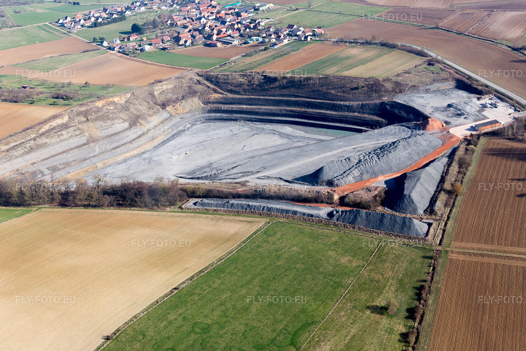 Vue aérienne: Terrain et zones de recouvrement de la mine à ciel ouvert de gravier à Lixhausen dans le département Bas Rhin, France. Photo: IMG_097530.jpg prise le 16/03/2017 par Werner Riehm/FLY-FOTO.eu – Résolution de l'original: 5472 x 3648 px