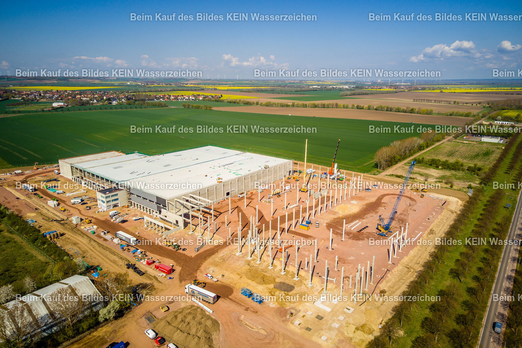 Barleben April Drohne-0011 | Die Drohnenaufnahme zeigt den fortschreitenden Rohbau einer großen Logistikhalle in Barleben. Erste Gebäudestützen stehen bereits und lassen die Dimensionen der späteren Halle deutlich erkennen. Die Aufnahme dokumentiert einen weiteren Bauabschnitt innerhalb der fotografischen Begleitung des Projekts. Begeleitend entstanden auch normals Aufnahmen (von unten).Die Aufnahme ist Teil des Mitteldeutschen Bildarchivs von Luftbildfotograf Steffen Lehmann. - Realisiert mit Pictrs.com