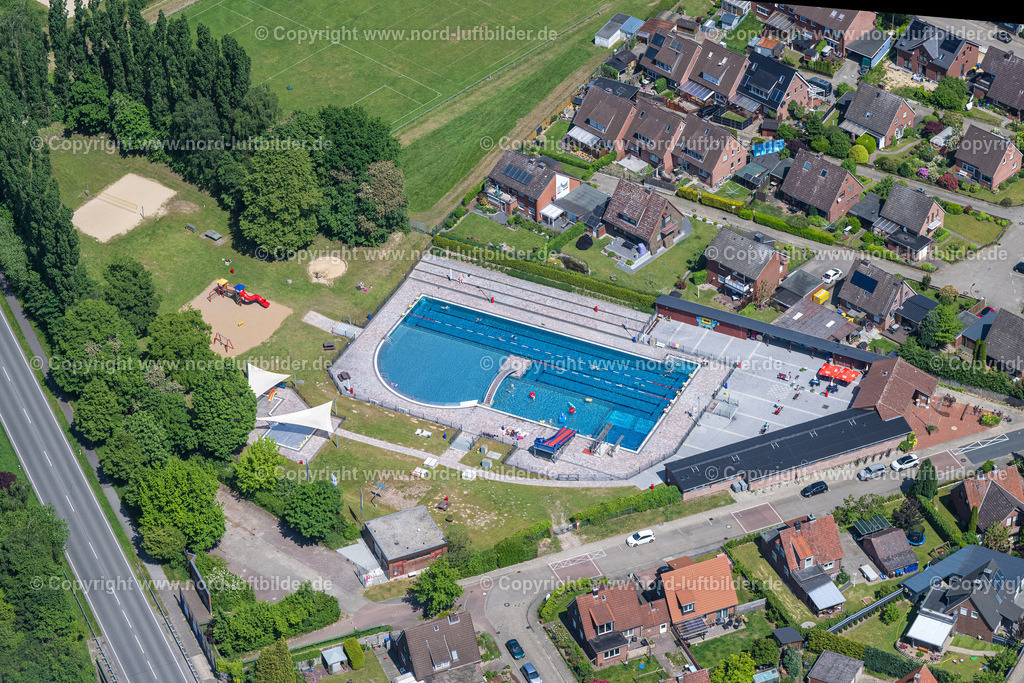 Horneburg_Freibad_ELS_7057280523 | HORNEBURG 28.05.2023 Schwimmbecken des Schwimmbad - Freibad es in Horneburg im Bundesland Niedersachsen, Deutschland. Weiterführende Informationen bei: Samtgemeinde Horneburg. // Swimming pool of the in Horneburg in the state Lower Saxony, Germany. Further information at: Samtgemeinde Horneburg. Foto: Martin Elsen