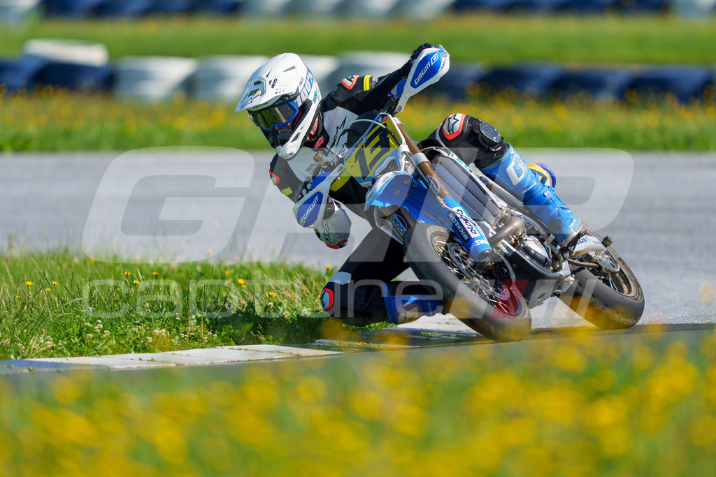 SuperMoto_Staatsmeisterschaft_Greinbach_118 | GRIPcapture steht für authentische Sportfotografie in Österreich – für Momente, die mehr sind als Geschwindigkeit oder Ergebnis. Es geht um Emotion, Spannung, Fokus und den Augenblick, der oft nur einen Wimpernschlag dauert.Ob Motorsport, Teamsport oder 