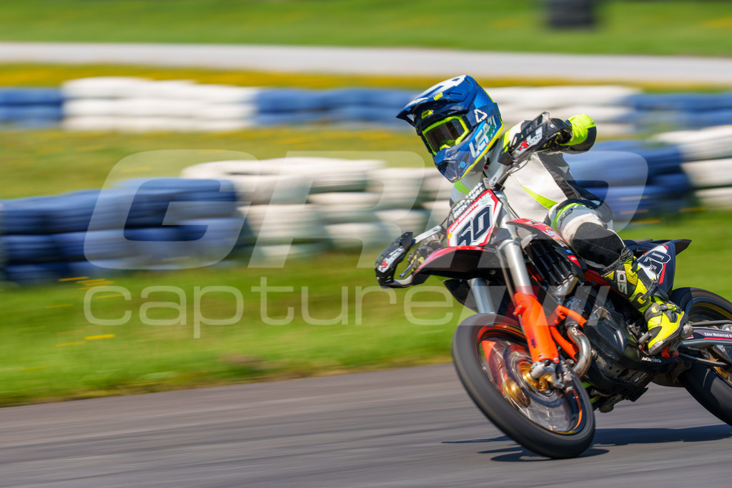 G-Cup + Supermoto Staatsmeisterschaft + Hungarian Supermoto Championship | GRIPcapture steht für authentische Sportfotografie in Österreich – für Momente, die mehr sind als Geschwindigkeit oder Ergebnis. Es geht um Emotion, Spannung, Fokus und den Augenblick, der oft nur einen Wimpernschlag dauert.Ob Motorsport, Teamsport oder 