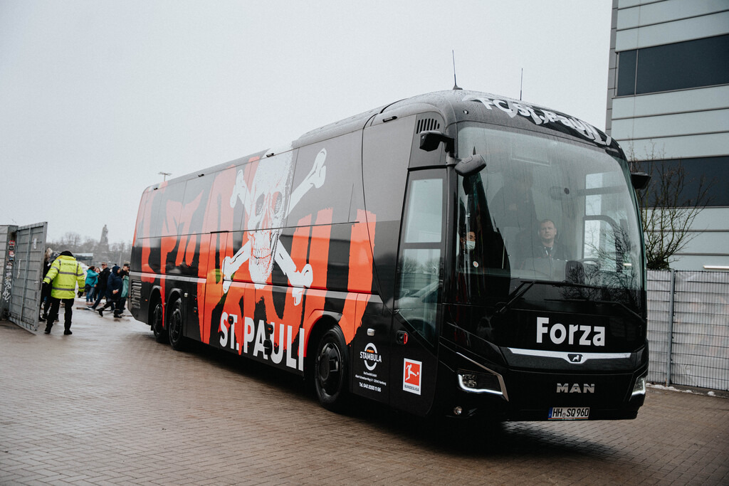 FCP03225 | Der offizielle Shop für FC St. Pauli Fotos. Wähle aus Spielszenen & Fanmomenten dein FCSP Wunschformat. Wir liefern Millerntor-Atmosphäre.