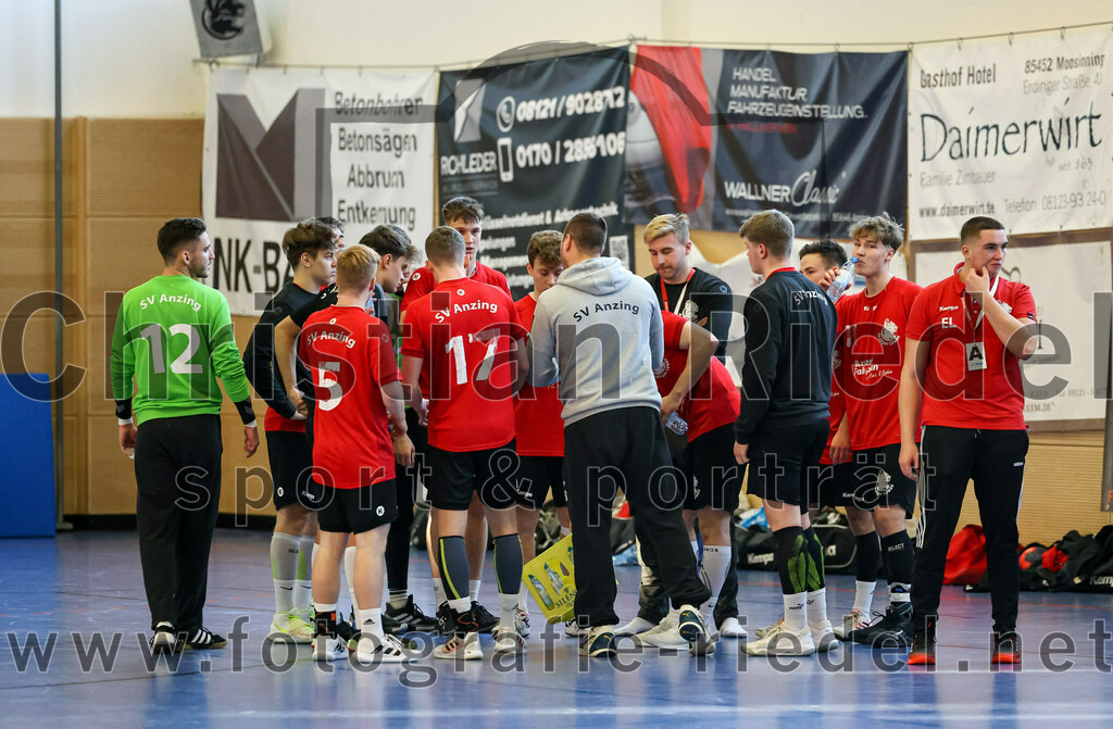 2022-12-17_036_SV_Anzing_gegen_TSV_Simbach | Anzing, Deutschland, 17.12.2022:
Handball, Bayernliga männliche A-Jugend 2022 / 2023, 9. Spieltag, SV Anzing gegen TSV Simbach, Endergebnis: 39:30

Torwart Tobias Baumann (SV Anzing, #12), Nico Töpper (SV Anzing, #5), Sebastian Felber (SV Anzing, #17), William Bobach (SV Anzing, #), Paavo Hofmann (SV Anzing, #11)

Foto: Christian Riedel / fotografie-riedel.net