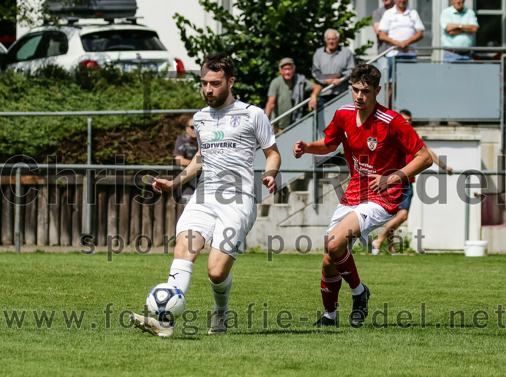 2023-07-30_032_FC_Lengdorf_gegen_SpVgg_Altenerding | Lengdorf, Deutschland, 30.07.2023:
Fußball, Kreisliga 2023 / 2024, 1. Spieltag, FC Lengdorf gegen SpVgg Altenerding, Endergebnis: 1:1

Michael Gartner (SpVgg Altenerding, #18), Lukas Fischer (FC Lengdorf, #17)

Foto: Christian Riedel / fotografie-riedel.net