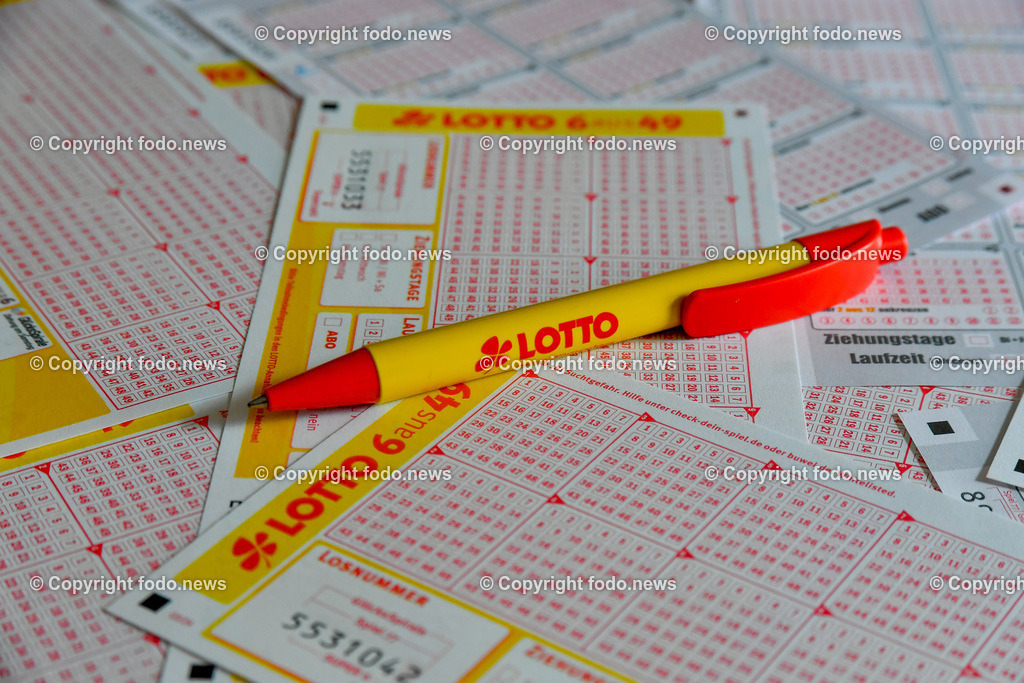 Lotto_ Lotterie_ 15.04.2025-1 | 15.04.2025, Deutschland, GER, Baden-Wuerttemberg im Bild Lotto, Lotterie, Lottoschein, Logo, 6 aus 49, Zahlenspiel, ankreuzen, Kugelschreiber, Stift, Zahlen, Kaestchen,  Gewinn, Gewinnzahlen, Einsatz, Ziehung, Jackpot, Themenbild, Feature, Symbolbild