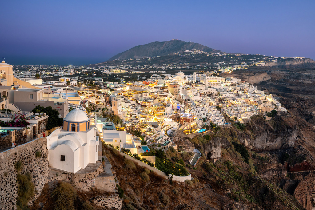 Fira | Blick auf Fira in der Abenddämmerung