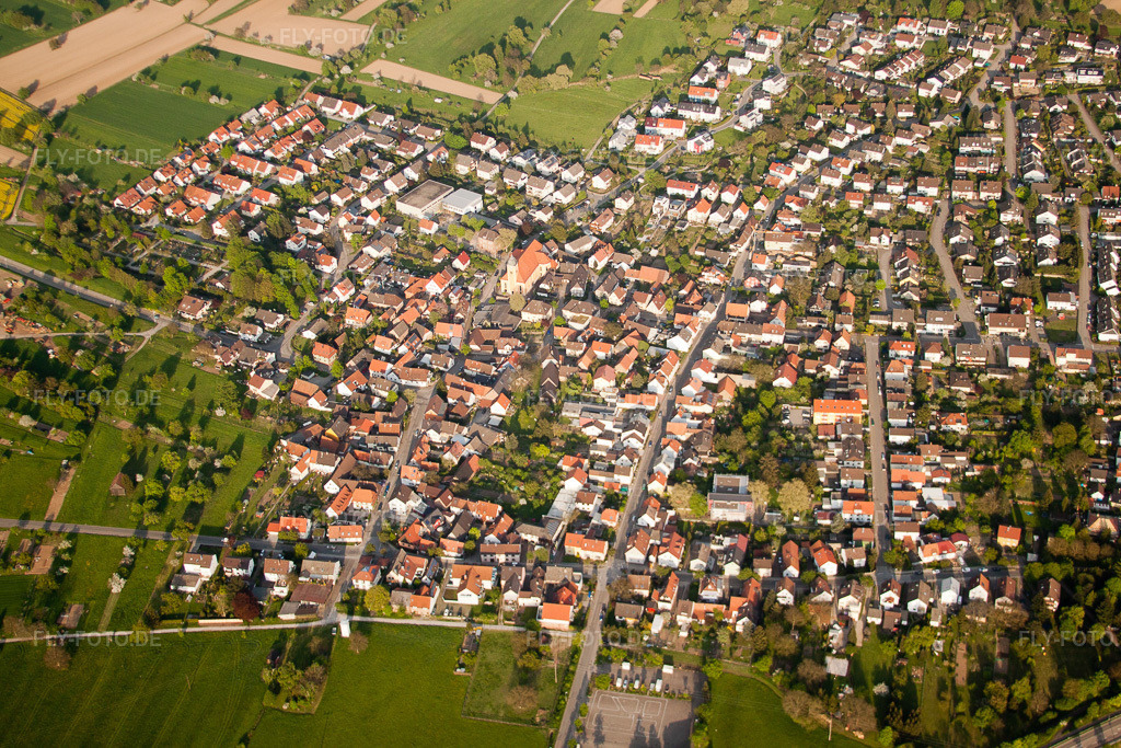 Luftbild: Ortsansicht der Straßen und Häuser der Wohngebiete im Ortsteil Ettlingenweier in Ettlingen im Bundesland Baden-Württemberg in Deutschland. Foto: IMG_26872.jpg vom 28.04.2010 durch Werner Riehm/FLY-FOTO.de