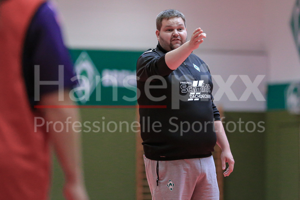 Handball, 2. Bundesliga Frauen, Training SV Werder Bremen | v.li.: Timm Dietrich (Trainer, Cheftrainer, SV Werder Bremen) gibt Anweisungen, gestikuliert, mit den Armen gestikulieren, Portrait, Nahaufnahme, Einzelfoto, Einzelbild