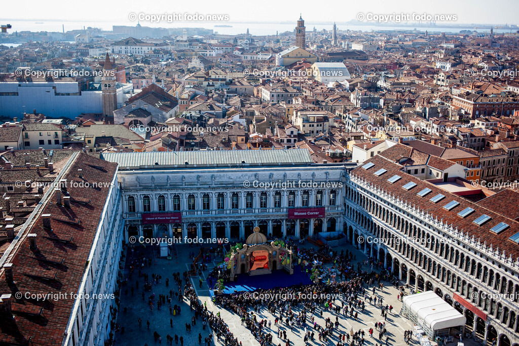 Italien_ Venedig_ 03.03.2025-84 | 03.03.2025, Italien, ITA, Venetien, Venedig, im Bild Venedig, Stadtansichten, Touristen, Reisefeature, Karneval, Masken, maskiert, venezianisch, Reise, Venedig, Venezia, Venetien, Stadtansicht, Campanile, Canale Grande, Markusplatz, Markuskirche, Touristen, Gondel, Gondolere, Faehre, Motorboot, Wassertaxi, Vaporetto, Adria, Lagune, Pfahlbauten, Bruecke, Rialtobruecke, La Gondola, Dogenpalast, Italien, Creativ, Kreativ