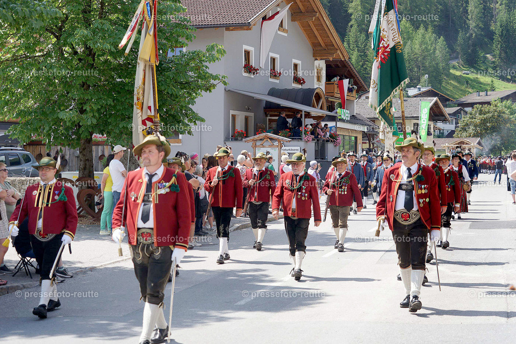 e30-news-2023-Juli23-Regimentsschuetzenfest3-Steeg-UMZUG_DORF-DSC07482 | Info aus dem Bezirk Reutte/Ausserfern Tirol sowie eine umfangreiche Bilddatenbank über die gesamte Region: Lechtal, Talkessel Reutte, Tannheimertal, Zwischentoren. Lech, Plansee, Zugspitze, Grenztunnel, B179, Fernpassstraße, Verkehr, Lawinen, Tradition, - Realisiert mit Pictrs.com