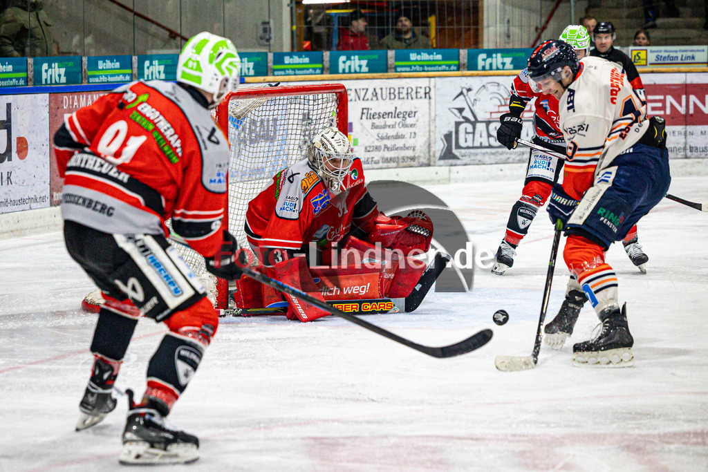TSV Peißenberg MINERS gegen ESC Kempten SHARKS | Eishockey Bayernliga Herren Pre-Playoffs 2024/25, TSV Peißenberg MINERS gegen ESC Kempten SHARKS, 20250131,Torchance Nikolas OPPENBERGER (SHARKS 10),2025-01-31 in Peißenberg (Eisstadion Peißenberg)Korbinian SERTL (MINERS Goali 31), Nikolas OPPENBERGER (SHARKS 10)Copyright: WolfgangxLindner foto-lindner.de