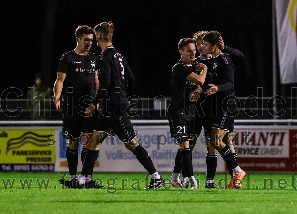 2023-10-27_042_VfB_Hallbergmoos_gegen_FC_Schwaig | Hallbergmoos, Deutschland, 27.10.2023:
Fußball, Landesliga Südost 2023 / 2024, 18. Spieltag, VfB Hallbergmoos gegen FC Schwaig, Endergebnis: 2:3

Jubel nach dem 0:1 durch Vincent Sommer (FC Schwaig, #10)

Foto: Christian Riedel / fotografie-riedel.net