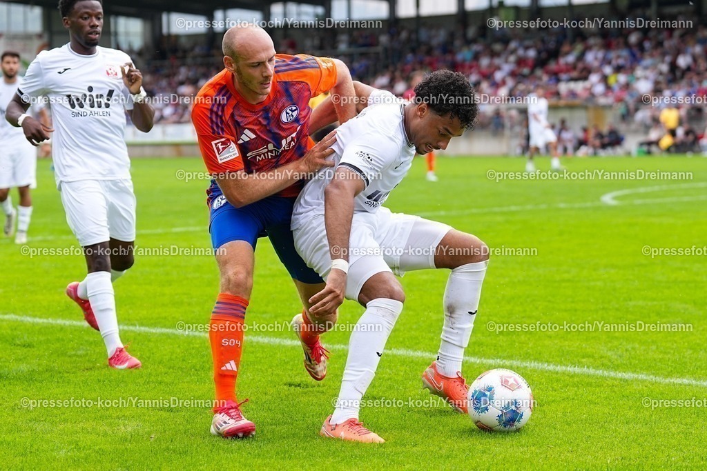 xYDR20072501035 | 20.07.2025, xydrx, Fußball, Rot Weiss Ahlen - FC Schalke 04, Testspiel, Wersestadion: Mika Karim Khadr (FC Schalke 04 #45) im Zweikampf gegen Mattias Hanchard (Rot Weiss Ahlen #4)