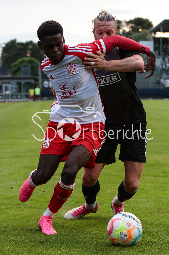SV Wacker Burghausen - FC Bayern Amateure | Noel ASEKO NKILI (FCB #21) im Duell mit Moritz SOMMERAUER (SVW #35)