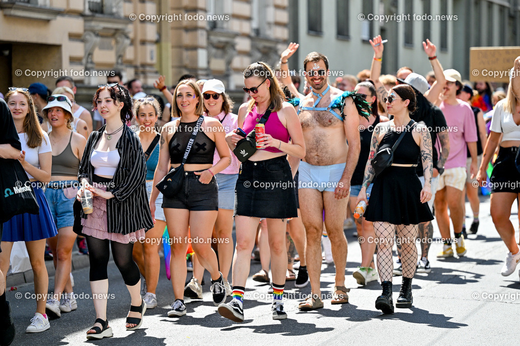 Linzpride 2024_ 06.07.2024-118 | 06.07.2024, Linz, AUT, Linzpride 2024, im Bild Teilnehmer an der Linz Pride 2024