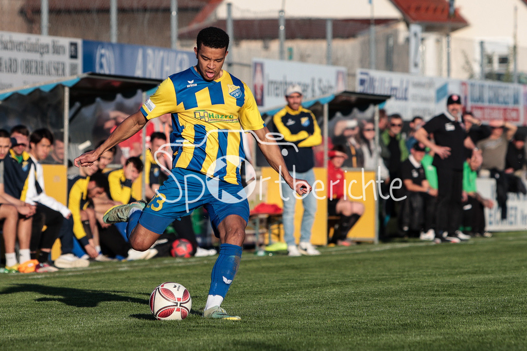 FC Pipinsried - TSV Buchbach | Ahanna Francis AGBOWO (FCP #23) am Ball / Freisteller / Einzelfoto