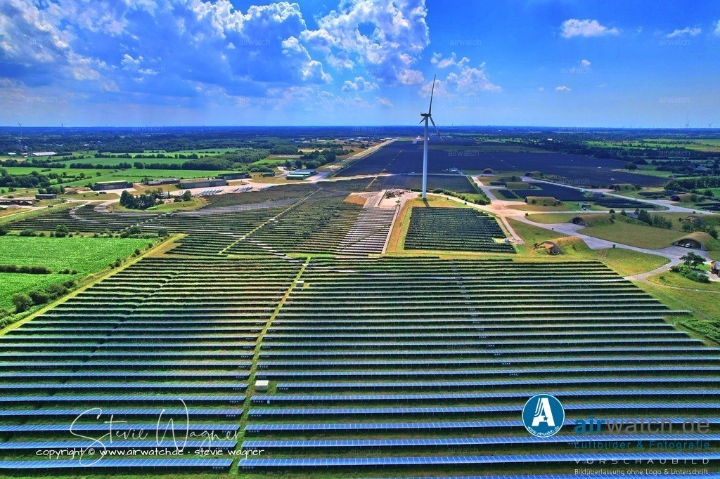 Solarpark Eggebek in Schleswig-Holstein - Recycling - Zusatzkosten | Recycling - Zusatzkosten: Hinzu kommen Kosten für die Demontage (oft 2,50 bis 3,00 Euro pro Modul bei großen Mengen) sowie Transport und Logistik.  Im Paket für Repowering-Maßnahmen (Austausch alter gegen neue Anlagen) kalkulieren Dienstleister oft mit 2,50 bis 5,00 Euro pro Modul für das gesamte Recycling-Management. Gegenrechnung: In einigen Fällen wird der Materialwert (Aluminiumrahmen, Kupfer, Glas) mit den Kosten verrechnet, was die Netto-Kosten senken kann.