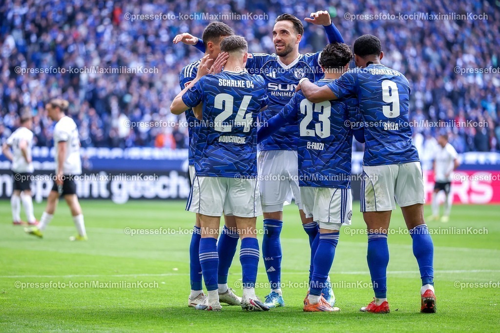 S0419042601044 | 19.04.2026, Fußball, FC Schalke 04 - SC Preußen Münster, 30. Spieltag, 2. Fußball Bundesliga, Veltins-Arena Gelsenkirchen, Saison 2025 2026: Torjubel nach dem Tor zum 3:0 durch Torschütze Adil Aouchiche&nbsp;(Schalke04 #24)  zusammen mit  Dejan Ljubicic&nbsp;(Schalke04 #21) Soufiane El-Faouzi&nbsp;(Schalke04 #23) Moussa Sylla&nbsp;(Schalke04 #09) Kenan Karaman&nbsp;&nbsp;(Schalke04 #19)  DFB regulations prohibit any use of photographs as image sequences and or quasi-video.
