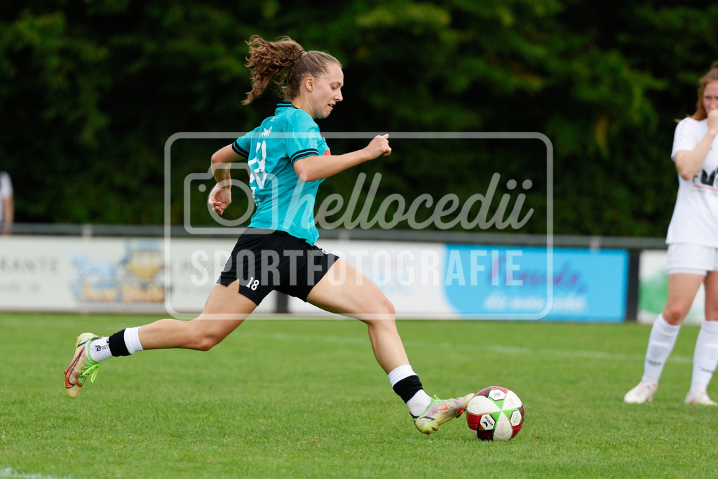 Fußball I Frauen I Westfalenpokal 26-27 I DJK GW Amelsbüren - SSV Rhade  I 18682 | Julia Greskamp (18, SSV Rhade) dribbelt mit dem Ball. - Realisiert mit Pictrs.com