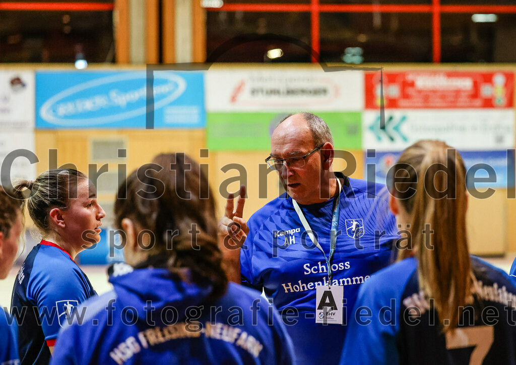 2023-12-09_019_SpVgg_Altenerding_gegen_HSG_Freising-Neufahrn | Erding, Deutschland, 09.12.2023:
Handball, Bezirksoberliga Frauen Altbayern 2023 / 2024, 9. Spieltag, SpVgg Altenerding gegen HSG Freising-Neufahrn, Endergebnis: 29:28

Trainer Alexander Hartinger (HSG Freising-Neufahrn)

Foto: Christian Riedel / fotografie-riedel.net