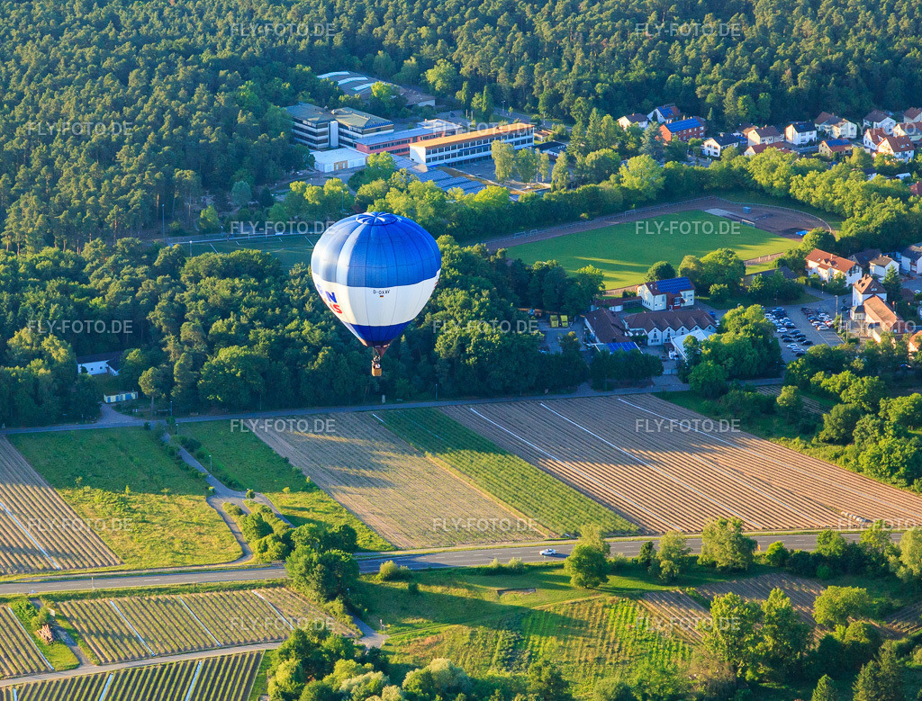 Heissluftballon über dem Sportplatz Dudenhofen | Luftbild: Heissluftballon über dem Sportplatz Dudenhofen in Dudenhofen im Bundesland Rheinland-Pfalz in Deutschland. Foto: IMG_100840.jpg vom 10.06.2017 durch Werner Riehm/FLY-FOTO.de - Realisiert mit Pictrs.com