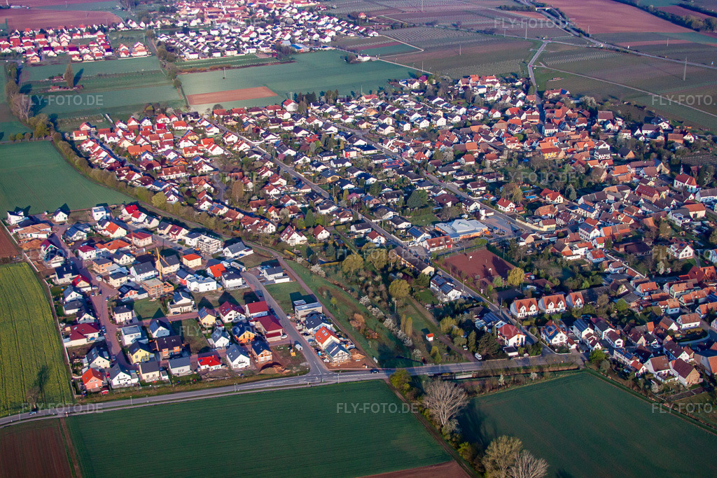 Luftbild: Ortsansicht von Südosten in Bornheim im Bundesland Rheinland-Pfalz in Deutschland. Foto: IMG_49583.jpg vom 13.04.2012 durch Werner Riehm/FLY-FOTO.de