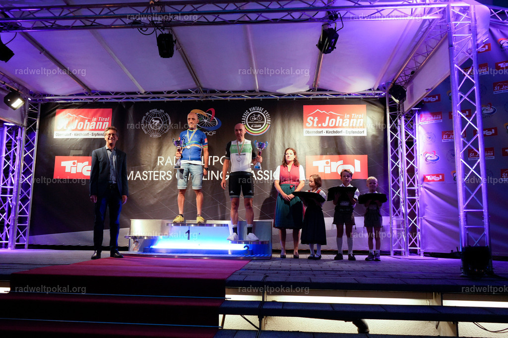 1317_20230817_Bewerb_Maenner_Muehlanger | AUT - OESTERREICH, 2023-08-16: SPORT RENNRAD-FAHREN - 55. INTERNATIONALER RADWELTPOKAL IN ST. JOHANN IN TIROL  - Vintage-Radrennen mit WM-Bronze-Medaillen-Siegerin Christina Schweinberger, den Teilnehmer und Alexander Baumann (vom Orginastions-Team) - TAG 2 BEWERB MAENNER IN SECHS GRUPPEN  ; Foto: Roland Muehlanger