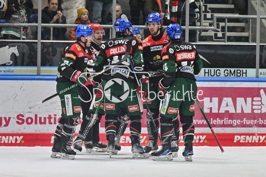 Augsburger Panther - Löwen Frankfurt  | Jubel der Panther nach dem Treffer zum 1-1 durch Anrei HAKULINEN (Augsburger Panther #94) / Freude / Happy / Tor / Torschuetze / DEL: Augsburger Panther - Loewen Frankfurt, Curt Frenzel Stadion am 12.01.2025