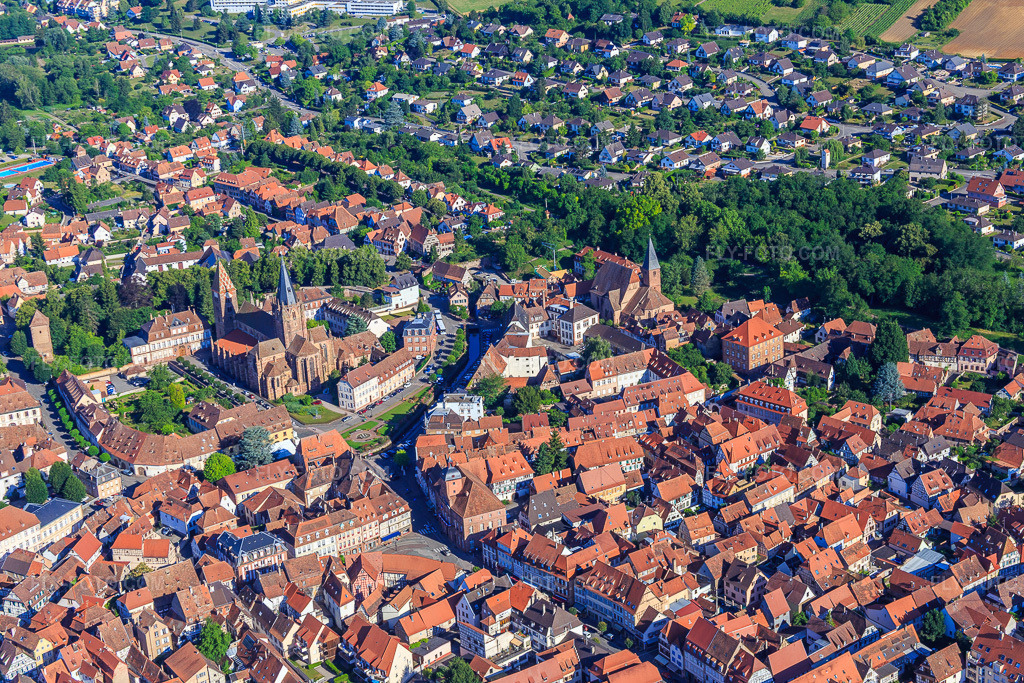 Aerial view: Quai du 24 Novembre with Abbatiale Saint Pierre et Paul from the southeast in Wissembourg in the state Bas-Rhin, France. – Photo: IMG_083031.jpg taken on 06/26/2015 by Werner Riehm/FLY-FOTO.com – Resolution of the original: 5472 x 3648 px – Paroisse de Wissembourg