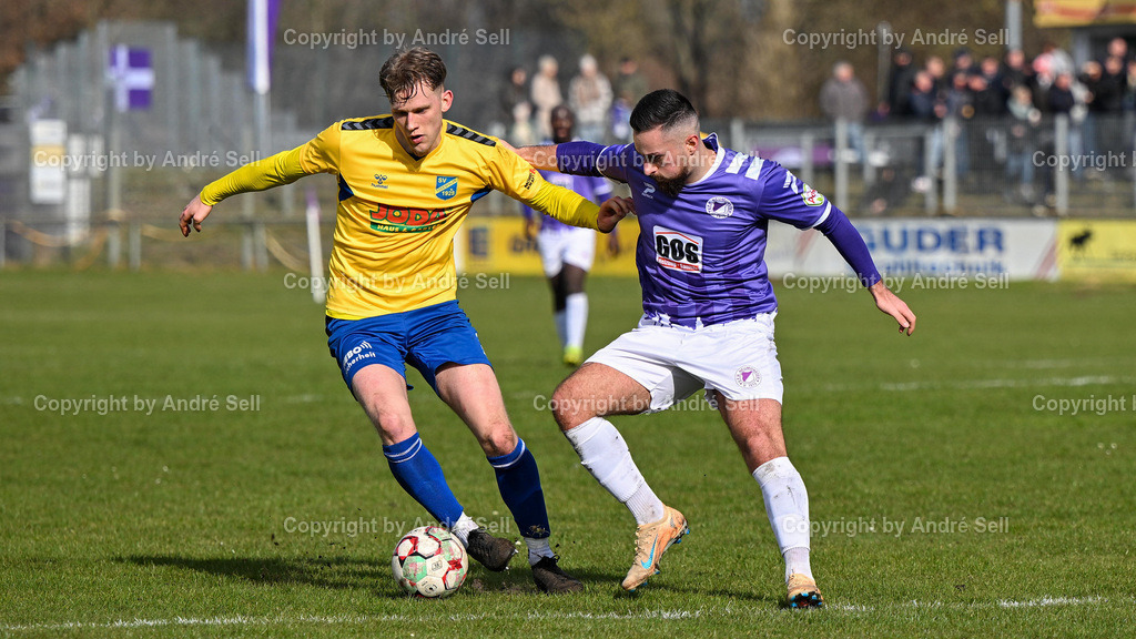 VfR Neumünster vs SV Todesfelde | Rafael Krause (VfR #21) vs Pawel Erfmann (Todesfelde #6) / Fußball-Oberliga Männer 2025/2026 / VfR Neumünster vs SV Todesfelde / VfR Stadion / Neumünster / 15.03.26 - Realisiert mit Pictrs.com