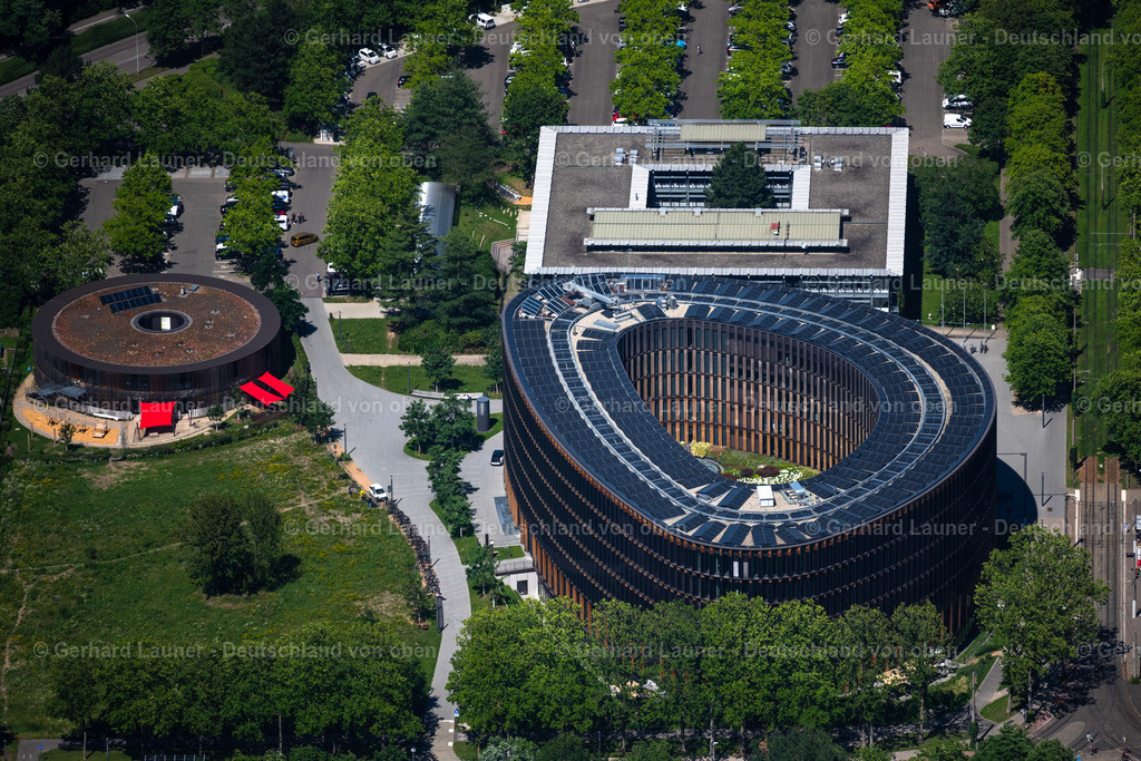4033010 | FREIBURG IM BREISGAU 30.06.2020 Netto-Plusenergiegebäude des Rathauses der Stadtverwaltung und des Bürgerservicezentrum im Stühlinger an der Fehrenbachallee in Freiburg im Breisgau im Bundesland Baden-Württemberg, Deutschland. Weiterführende Informationen bei: Bruun &amp; Möllers GmbH &amp; Co. KG,  Drees &amp; Sommer SE,  Heinrich Würfel Metallbau GmbH,  Hydro Building Systems Germany GmbH,  Mohnke Höss Bauingenieure,  Stadt Freiburg im Breisgau,  THOST Projektmanagement GmbH. // Town Hall building of the city administration in Stuehlinger on Fehrenbachallee in Freiburg im Breisgau in the state Baden-Wuerttemberg, Germany. Further information at: Bruun &amp; Moellers GmbH &amp; Co. KG,  Drees &amp; Sommer SE,  Heinrich Wuerfel Metallbau GmbH,  Hydro Building Systems Germany GmbH,  Mohnke Hoess Bauingenieure,  Stadt Freiburg im Breisgau,  THOST Projektmanagement GmbH. Foto: Gerhard Launer