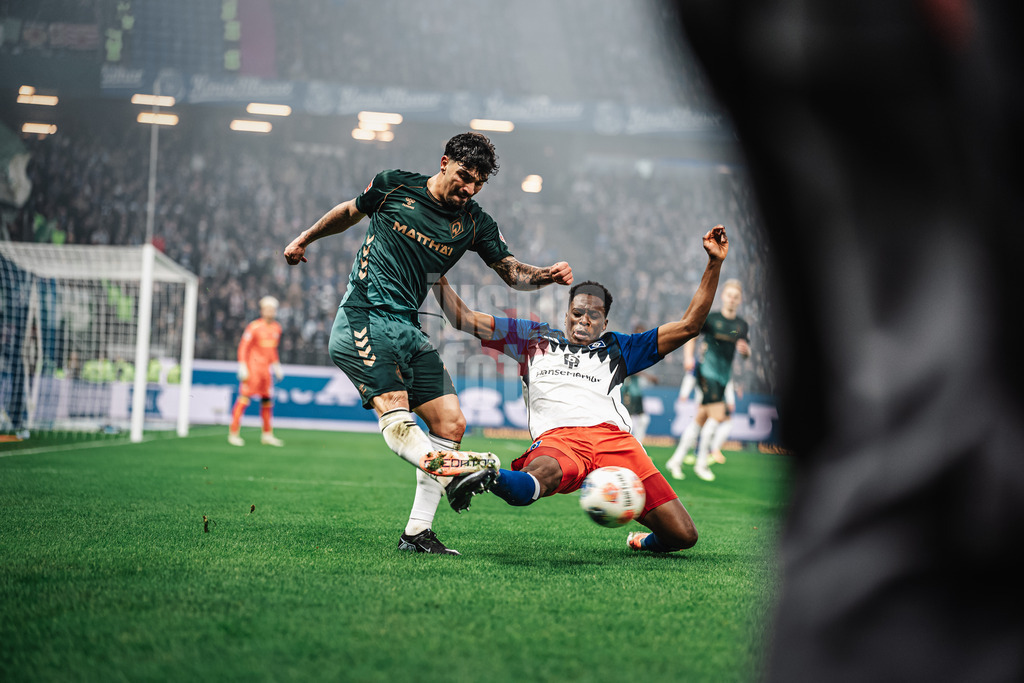 Fußball | Männer | Saison 2025/2026 | 1. Fußball-Bundesliga | 13. Spieltag | Hamburger SV vs. SV Werder Bremen | 07.12.2025 | v.l. Cameron Puertas (#18, SV Werder Bremen) gegen Albert Sambi Sambi Lokonga (#6, HSV)