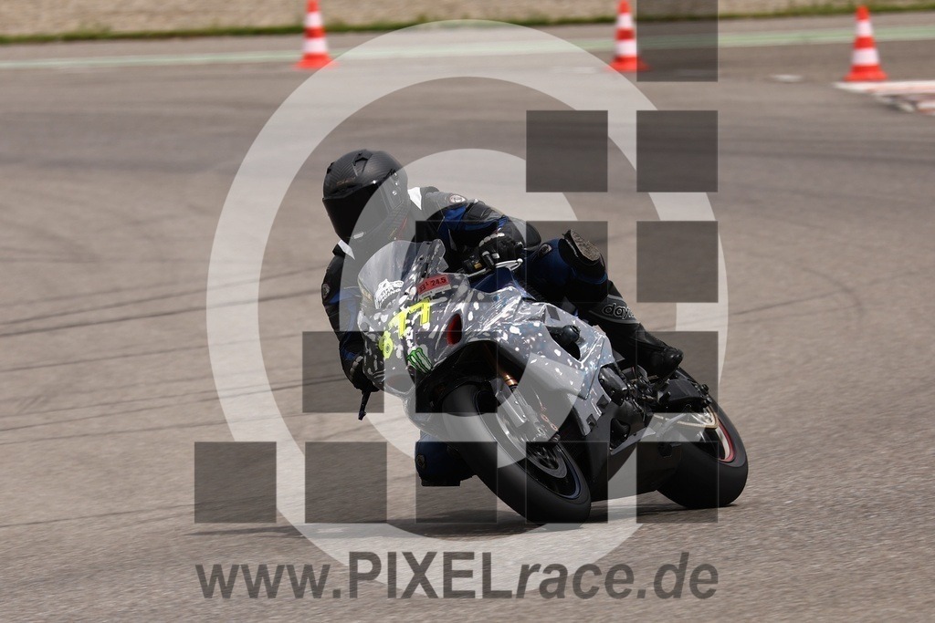 0877-20240524_01879 | Schöne Erinnerungen an spannende Momente - das festzuhalten ist unser Job. PIXELrace.de ist seit 2003 auf den Rennstrecken Europas unterwegs um die Action draußen beim Fahren und die wunderbare Stimmung imm Fahrerlager für euch einzufangen.