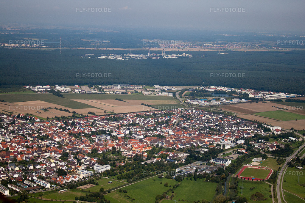 Luftbild: Ortsansicht der Straßen und Häuser der Wohngebiete im Ortsteil Blankenloch in Stutensee im Bundesland Baden-Württemberg in Deutschland. Foto: IMG_33429.jpg vom 05.09.2010 durch Werner Riehm/FLY-FOTO.de