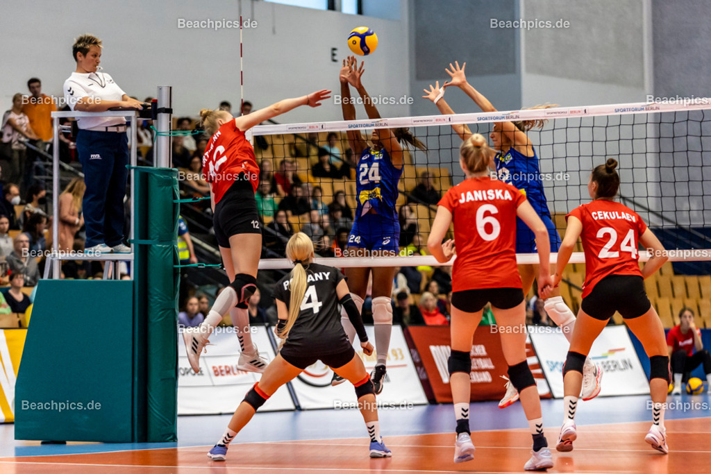 2022-00063284-Testspiel-Deutschland-Brasilien | Angriff Hanna ORTHMANN #12 (Annahme-Außen) GER gegen Block Lorenne TEIXEIRA #24 BRA, 17.09.2022; Berlin Foto: Gerold Rebsch - www.beachpics.de

