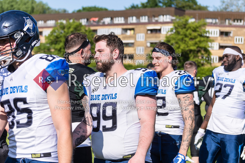 American Football, Saison 2023, Regionalliga Nord, Hamburg Blue Devils - Black Swans, Dr.-Hermann-Schnell-Sportplatz (Hamburg), 03.06.2023, 3. Gameweek | Seydi Emre Özcan (#99, Blue Devils, DL)