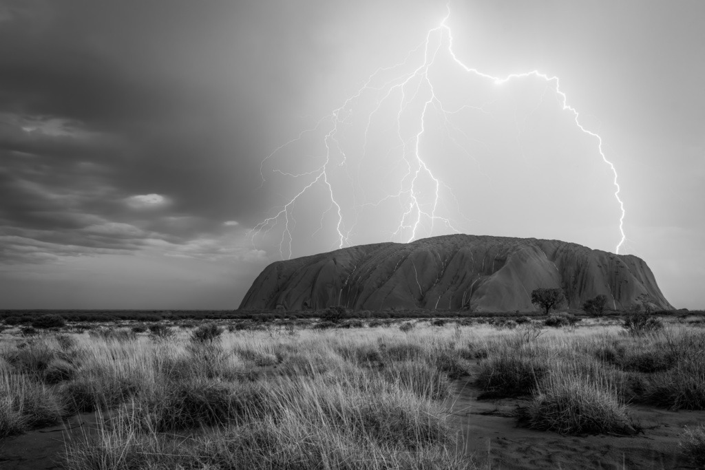 Uluru | Gewitter über dem heiligen Berg Uluru - Realisiert mit Pictrs.com