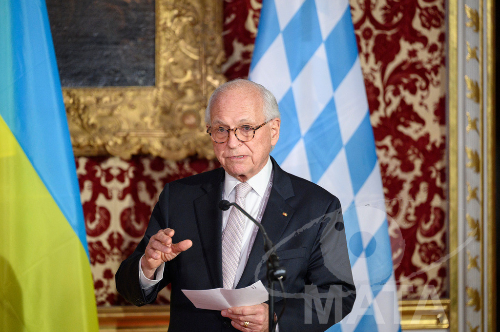 _DWI5305 | Diplomat Wolfgang Ischinger, Vorsitzender der Münchner Sicherheitskonferenz, spricht während eines Pressestatements in der Münchner Residenz vor der Verleihung des Ewald-von-Kleist-Preises. Der diesjährige Ewald-von-Kleist-Preis wird am Rande der Münchner Sicherheitskonferenz 2026 an das ukrainische Volk vergeben. München, 14.02.2026 Bayern Deutschland - Realisiert mit Pictrs.com