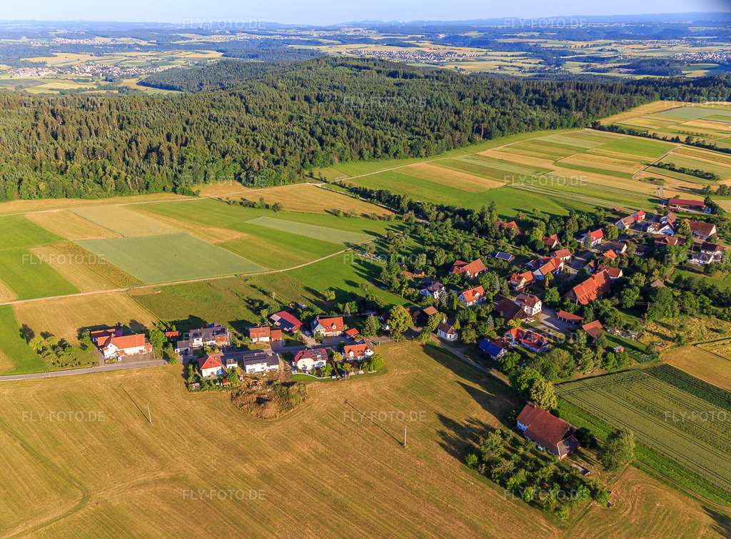 Luftbild: Dorfansicht aus Osten im Ortsteil Vaihingerhof in Rottweil im Bundesland Baden-Württemberg in Deutschland. Foto: IMG_148618.jpg vom 25.06.2025 durch Werner Riehm/FLY-FOTO.de
